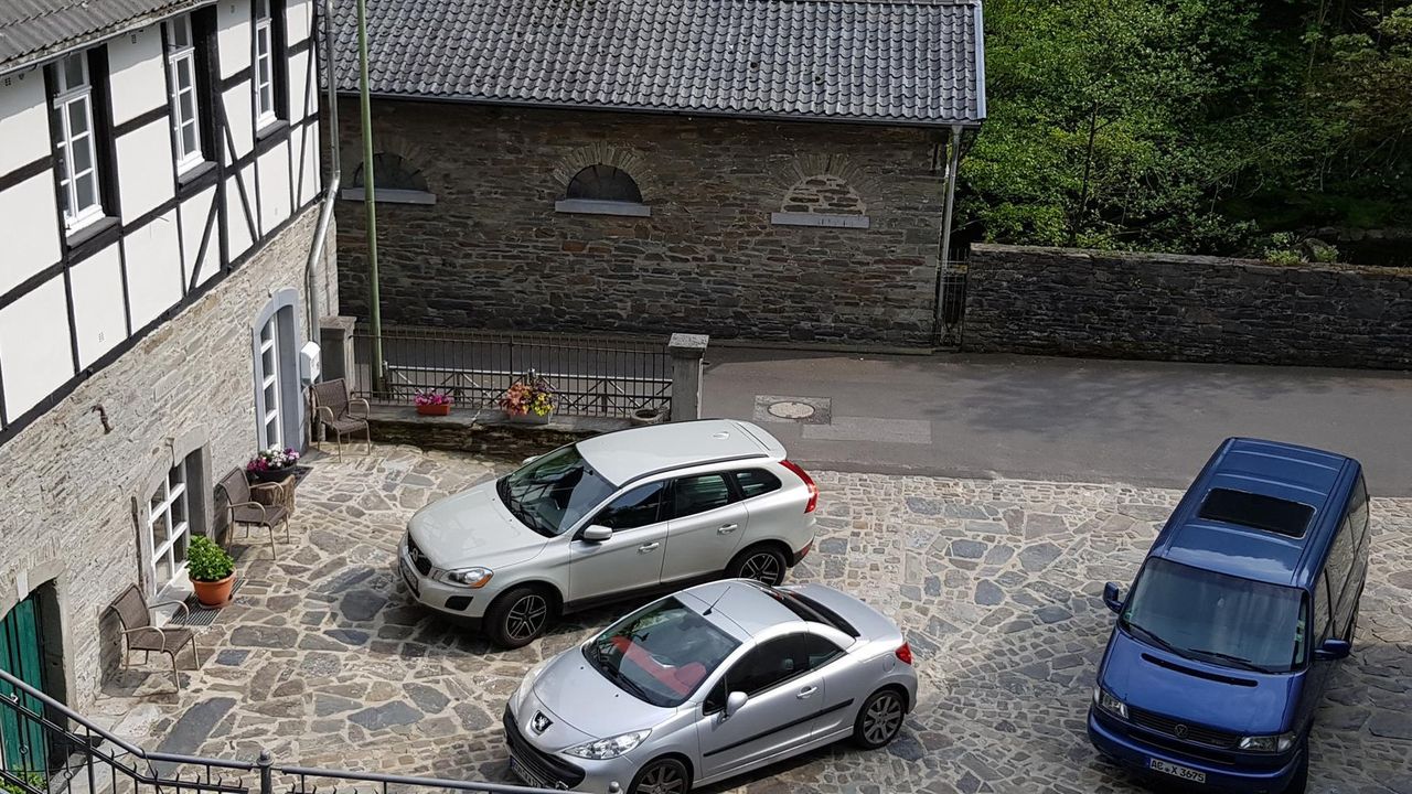 Wasserkraftwerk 1, 2, 3 Parkplatz am Gebäude Wasserkraftwerk 1, 2, 3 Parkplatz am Gebäude